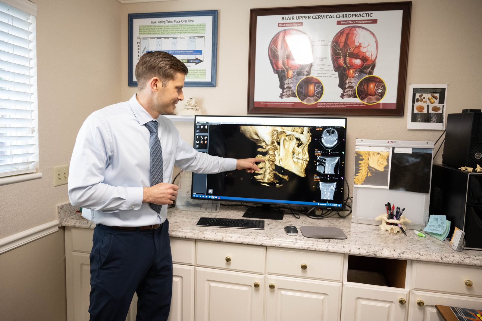 Dr. Marsh explaining a 3D CBCT scan of the neck on a computer screen
